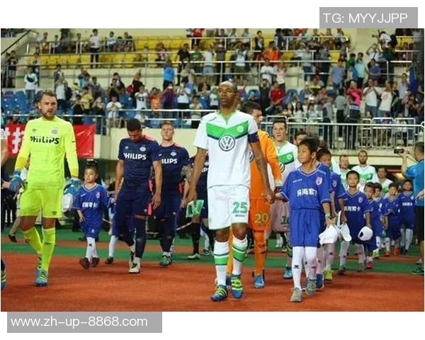 足球作秀背后的真相与商业利益的交织探讨 足球作秀背后的真相与商业利益的交织探讨